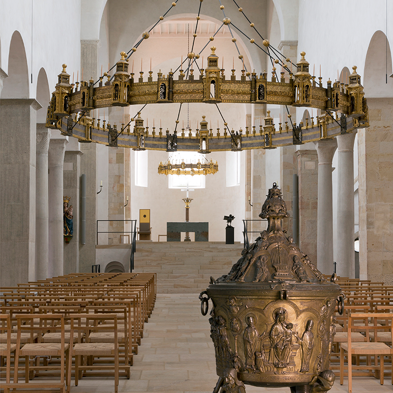 Innenansicht des Hildesheimer Doms mit Taufbecken und Blick auf den Altar